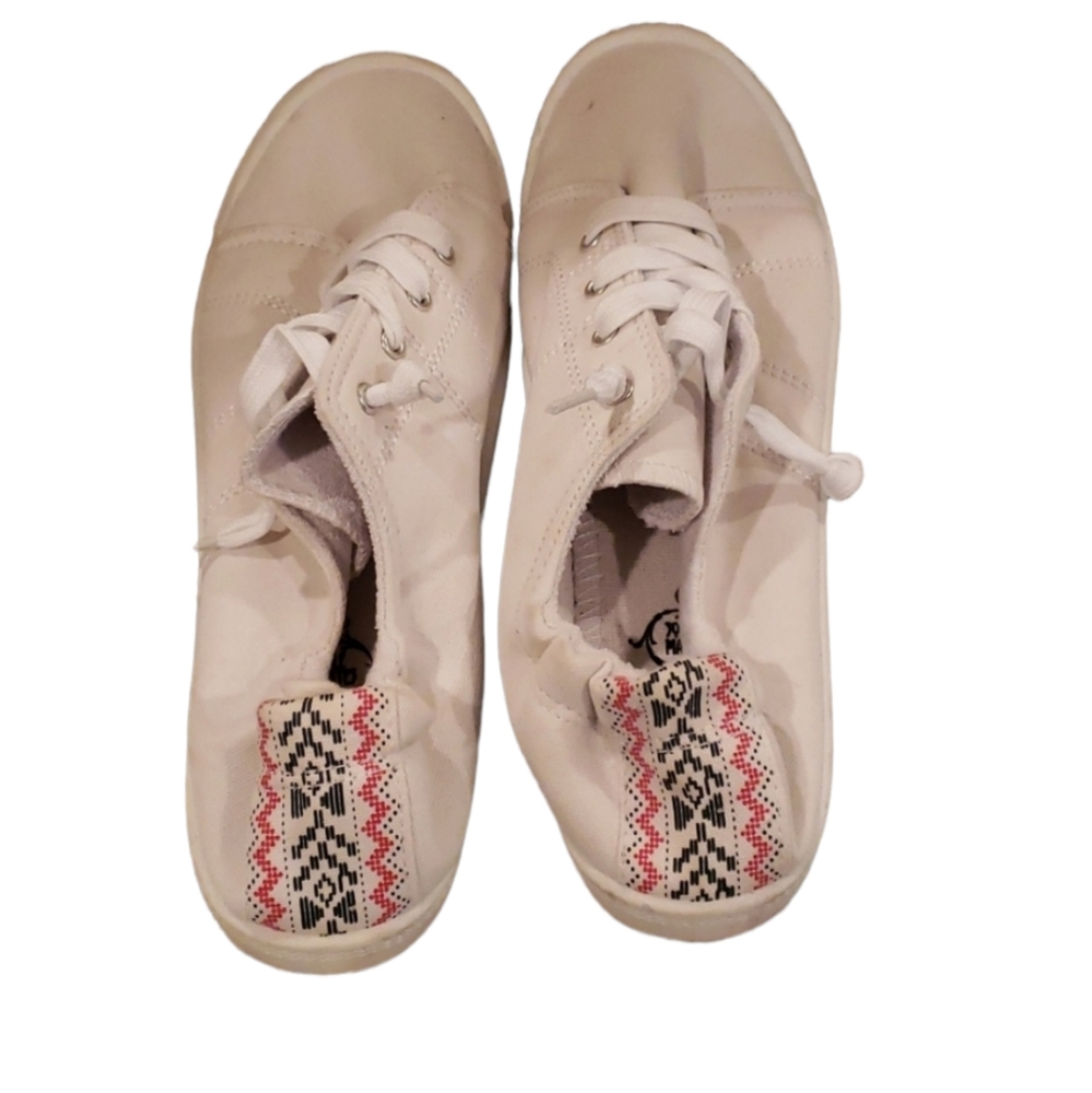 Nwot cute white shoes. With decorative backing